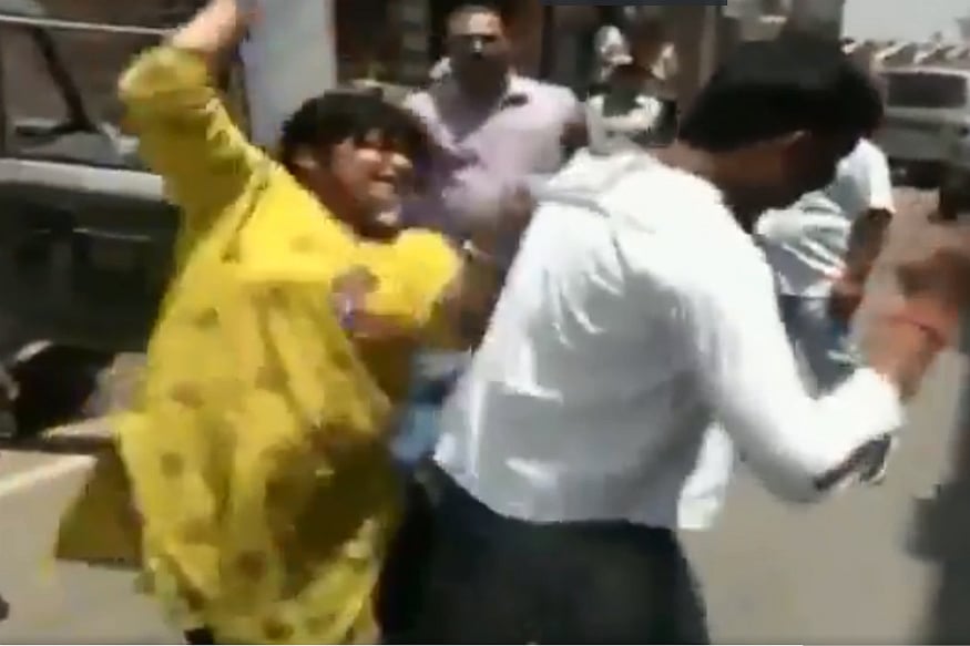 वीडियो: फर्जी  एसीबी अधिकारी ने जब मांगे  50 हजार तो महिला ने बीच बाजार  चप्पल से की पिटाई
