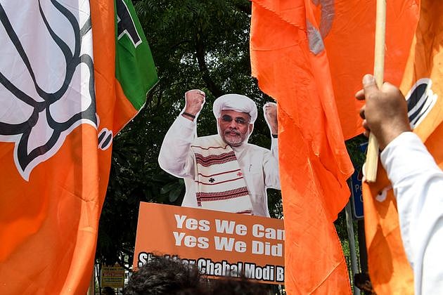 मोदी की ‘बाहुबली-छवि’ का मुखौटा उतारने में विफल रहा विपक्ष