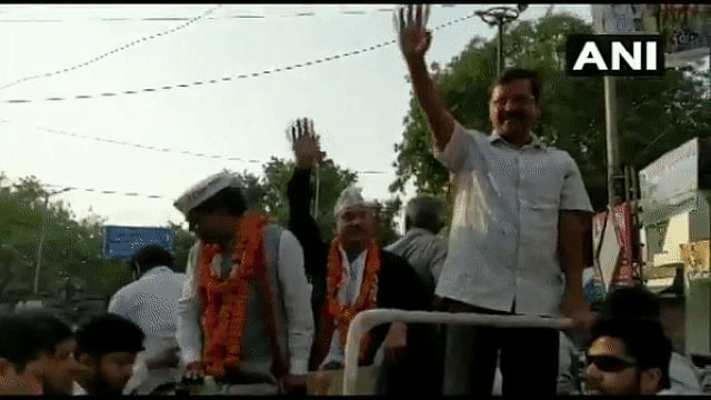दिल्ली: रोडशो के दौरान एक शख्स ने केजरीवाल को जड़ा थप्पड़, पत्नी ने कहा- मोदी के खिलाफ बोलने से थे नाराज, देखें वीडियो
