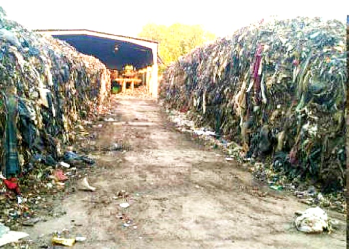 कुंभ के डेढ़ महीने बाद भी मेला क्षेत्र में पसरा है 2000 टन कचरा, हजारों करोड़ खर्च करने वाली योगी सरकार लापता