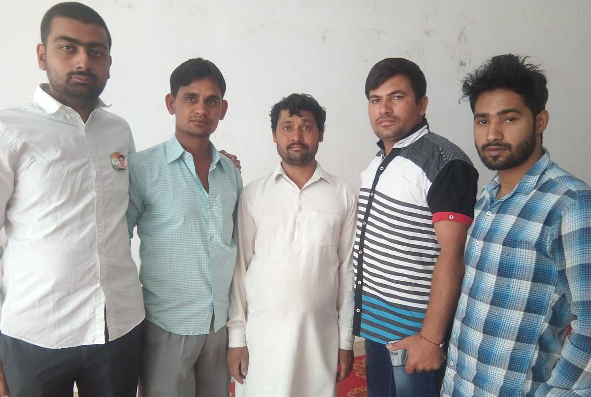 गौसेवा करने वाले मन्दीप मोर साथियों के साथ अपनी बात कहते हुए