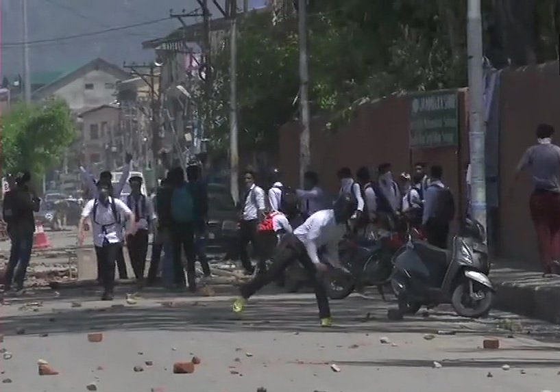 जम्मू-कश्मीर: बांदीपोरा रेप के खिलाफ हिंसक प्रदर्शन, छात्रों ने की पत्थरबाजी तो पुलिस ने छोड़े आंसू गैस के गोले