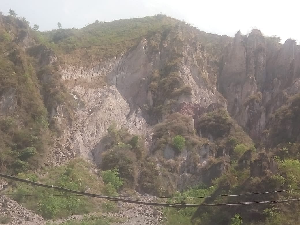 द्रंग में नमक खान की पहाड़ियां