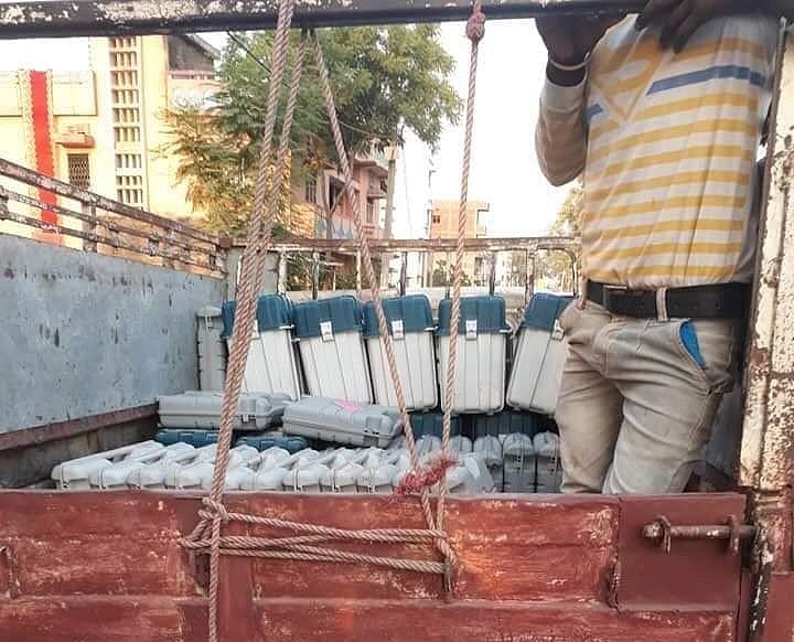 देश भर में  ईवीएम बदलने की कोशिश, बिहार-यूपी में पकड़े गए ईवीएम से भरे ट्रक, उम्मीदवारों का धरना, देखें वीडियो