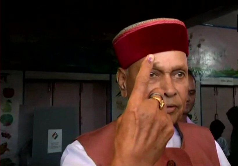 लोकसभा चुनाव: सातवें और आखिरी चरण की 59 सीटों पर मतदान जारी, कई दिग्गजों ने डाला वोट