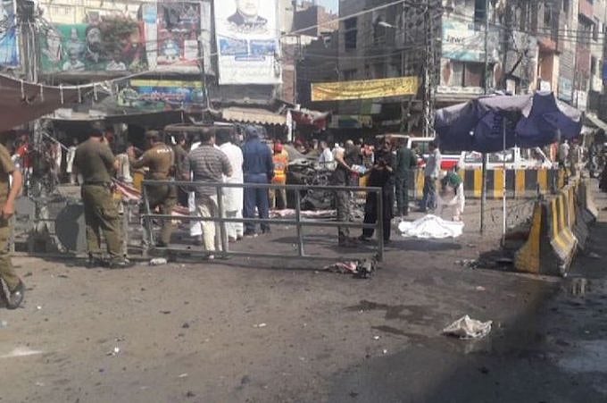 पाकिस्तान के लाहौर में दाता दरबार के बाहर आत्मघाती हमला, तस्वीरों में देखें दिल दहलाने वाला मंजर