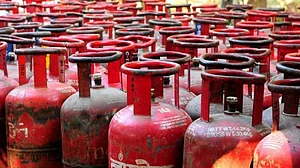 चुनावी मौसम में रसोई घरों में लगी महंगाई की आग, लगातार दूसरे महीने एलपीजी सिलेंडर की कीमतों में हुआ इजाफा