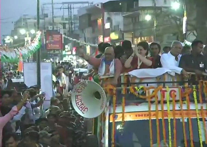 मोदी के गढ़ काशी में प्रियंका गांधी के रोडशो में उमड़ा जनसैलाब, बोलीं- मोदी सरकार मजबूत नहीं, मगरूर  