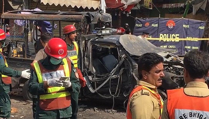 पाकिस्तान के लाहौर में दाता दरबार के बाहर आत्मघाती हमला, तस्वीरों में देखें दिल दहलाने वाला मंजर