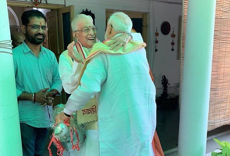 दिल्ली में जोशी और आडवाणी से मिले पीएम मोदी, गले मिले, दिल मिला क्या?  