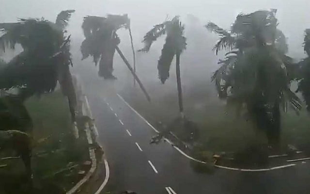 वीडियो: ओडिशा में ‘फानी’ का तांडव, 245 किमी प्रति घंटे की रफ्तार से चली हवाएं, पत्ते की तरह उड़े पेड़, मकान ढहे