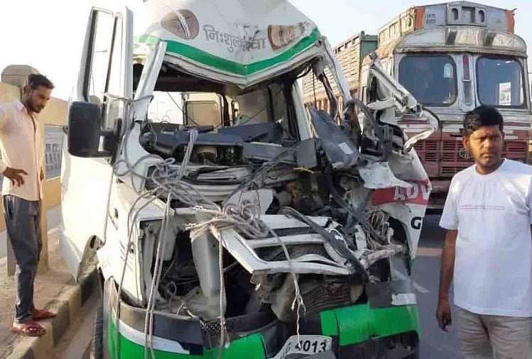 कानपुर: ट्रक में जा घुसी एम्बुलेंस, भीषण हादसे में 2 साल के मासूम समेत 3 की मौत, 2 घायल