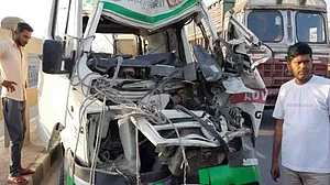 कानपुर: ट्रक में जा घुसी एम्बुलेंस, भीषण हादसे में 2 साल के मासूम समेत 3 की मौत, 2 घायल