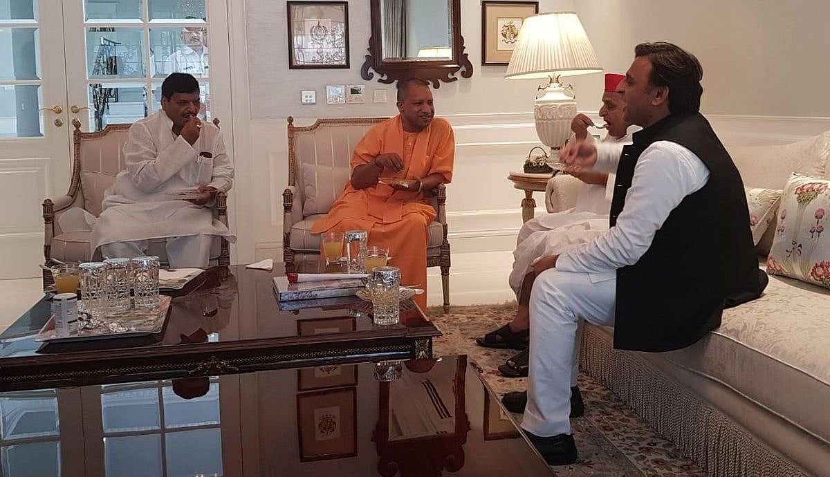 मुलायम से मिले सीएम योगी आदित्यनाथ, अखिलेश और शिवापल भी रहे साथ