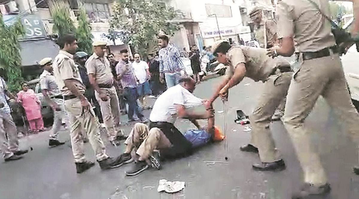 वीडियो: दिल्ली के मुखर्जी नगर में पुलिस ने ऑटो चालक पर बरसाए लात घूंसे, सीएम ने की जांच की मांग, तीन पुलिसकर्मी निलंबित