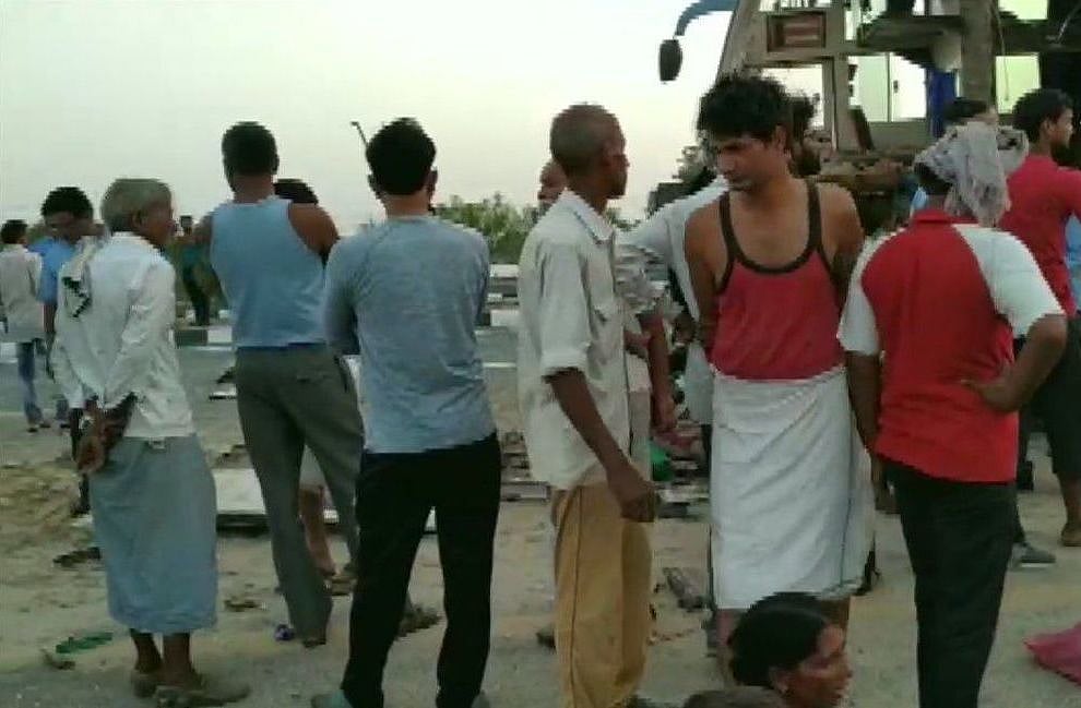 उत्तर प्रदेश: आगरा-लखनऊ हाईवे पर ट्रक से टकराई बस, हादसे में एक मासूम समेत 5 लोगों की दर्दनाक मौत, 46 घायल