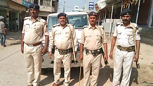 नीतीश के राज में बिहार पुलिस हुई बेकार, बैंक के कैशवैन से 50 लाख रुपए लुटकर अपराधी फरार