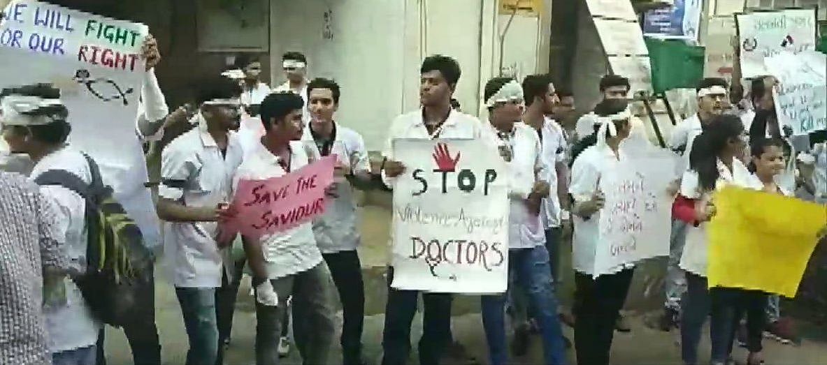 कोलकाता के डॉक्टरों के समर्थन में डॉक्टर्स की देशव्यापी हड़ताल, जगह-जगह कर रहे हैं प्रदर्शन, मरीज परेशान