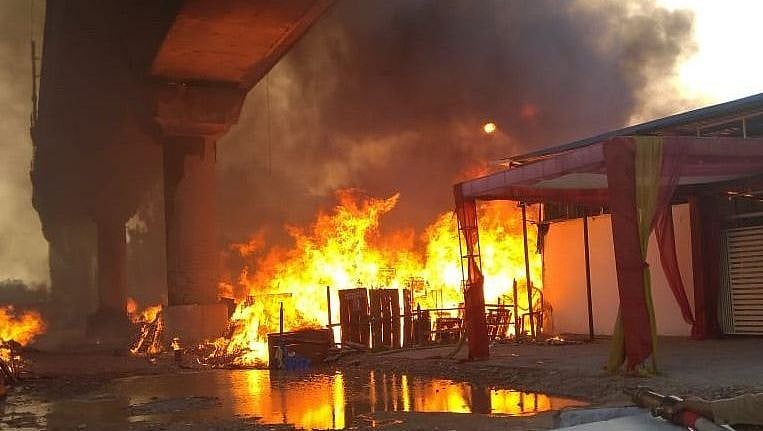 दिल्ली: कालिंदी कुंज मेट्रो स्टेशन के पास फर्नीचर मार्केट में भीषण आग, दमकल की 17 गाड़ियों ने पाया काबू