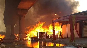 दिल्ली: कालिंदी कुंज मेट्रो स्टेशन के पास फर्नीचर मार्केट में भीषण आग, दमकल की 17 गाड़ियों ने पाया काबू