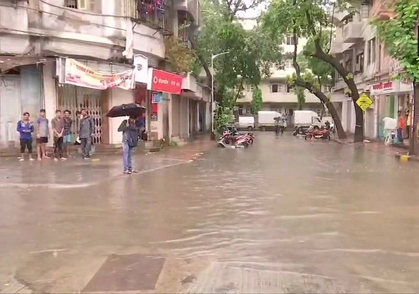 पानी में गोते खा रही है मायानगरी, तस्वीरों में देखें कैसे बारिश ने थामी मुंबई की रफ्तार