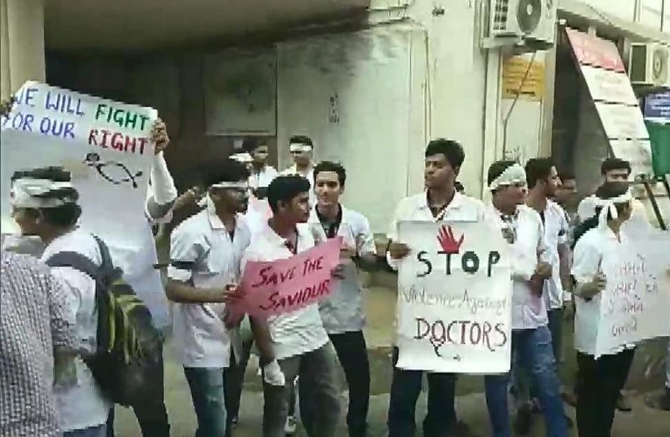 कोलकाता से लेकर दिल्ली तक सड़कों पर डॉक्टर, जमीन पर मरीज, तस्वीरों में देखें हड़ताल
