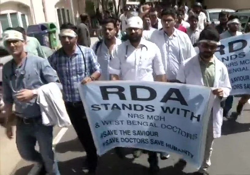  देश भर में डॉक्टरों की हड़ताल से मरीज बेहाल, तस्वीरों में देखें प्रदर्शन