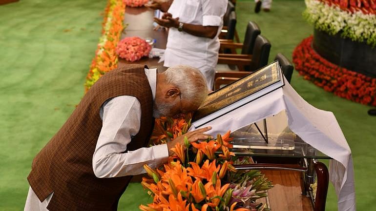 विष्णु नागर का व्यंग्यः संविधान के प्रति श्रद्धा अपनी जगह, पर मोदी जी तो कसम खाकर तोड़ने में एक्सपर्ट हैं