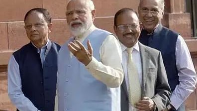 (बाएं से) पी के मिश्रा, पीएम नरेंद्र मोदी, एनएसए अजित डोवाल और नृपेंद्र मिश्रा