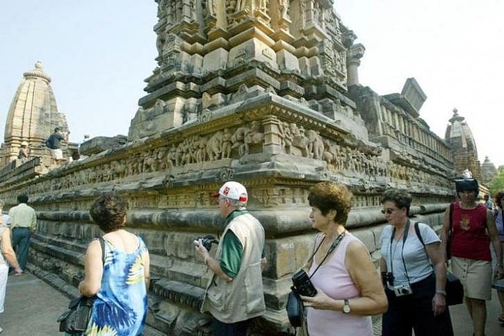 एयर इंडिया ने भी बंद की  खजुराहो की उड़ान, घट गई विदेशी पर्यटकों की संख्या, स्थानीय लोगों की रोजी-रोटी पर संकट
