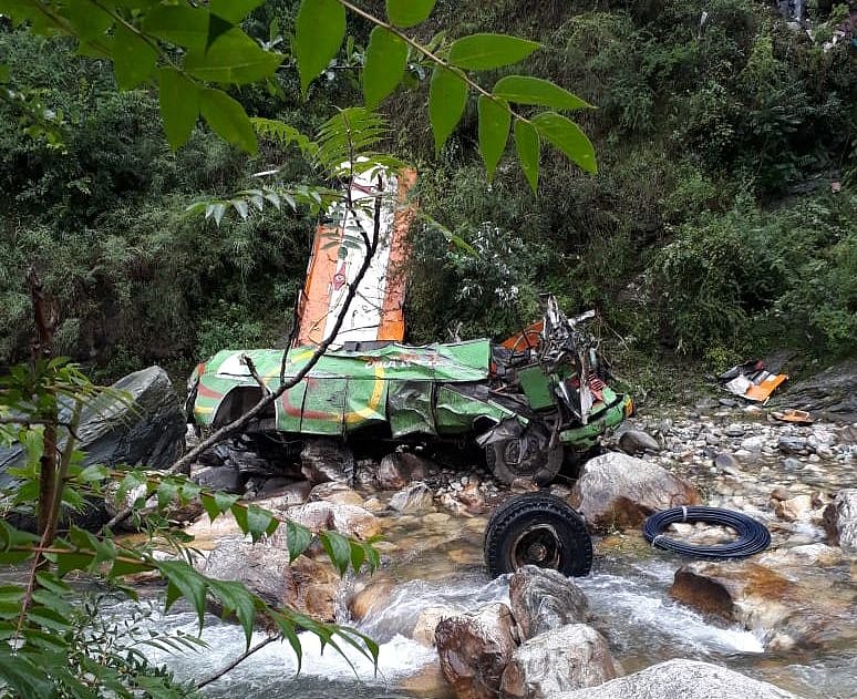 हिमाचल प्रदेश: कुल्लू बस हादसे में मृतकों की संख्या हुई 44, तस्वीरों में देखें हादसे का दिल दहला देने वाला मंजर