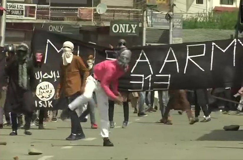 ईद की नमाज के बाद कश्‍मीर घाटी में बवाल, कई जगहों पर पत्थरबाजों और सुरक्षाबलों के बीच झड़प
