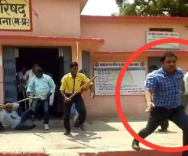 वीडियो: मध्य प्रदेश में बीजेपी विधायक के ‘बैटकांड’ के बाद एक और नेता की गुंडागर्दी, अधिकारी को दौड़ा-दौड़ाकर पीटा