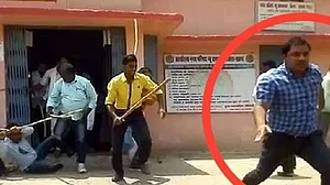 वीडियो: मध्य प्रदेश में बीजेपी विधायक के ‘बैटकांड’ के बाद एक और नेता की गुंडागर्दी, अधिकारी को दौड़ा-दौड़ाकर पीटा