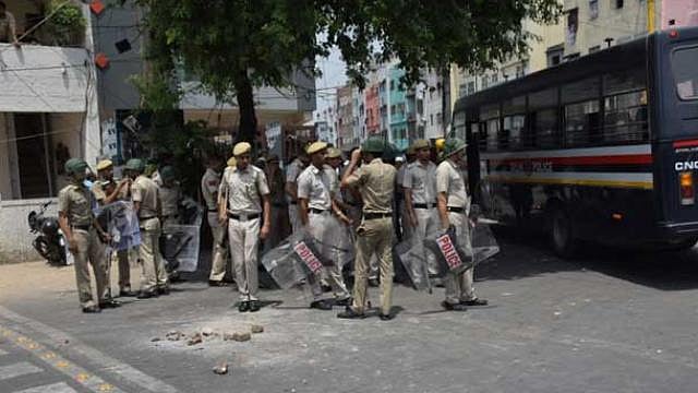 दिल्ली में नमाज अदा कर रहे लोगों को बेेलगाम कार ने कुचला, 17 घायल, नाराज लोगों ने की तोड़फोड़ 