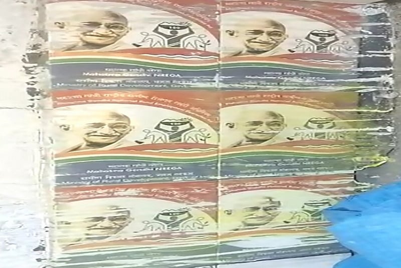 योगी राज में राष्ट्रपिता महात्मा गांधी का अपमान, सरकारी शौचालय में लगवा दी गांधी, ‘अशोक चक्र’ वाली टाइल्स