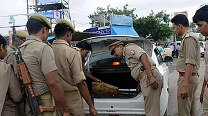 आतंकी हमले की आशंका के बाद अयोध्या हाई अलर्ट पर, ट्रेनों-बसों की सघन तलाशी, होटल और धर्मशालाओं पर पैनी नजर