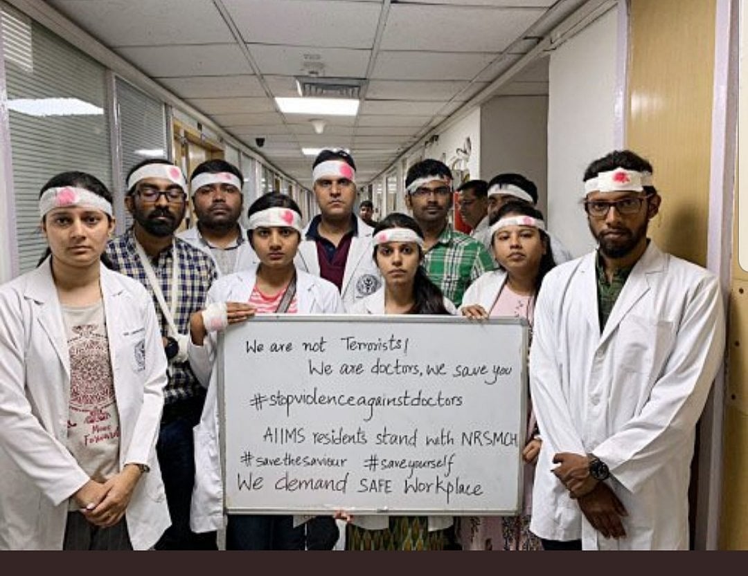  देश भर में डॉक्टरों की हड़ताल से मरीज बेहाल, तस्वीरों में देखें प्रदर्शन