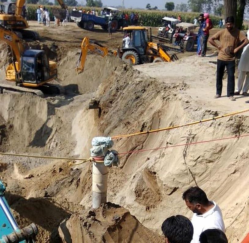 वीडियो: पंजाब के संगरूर में 109 घंटे के बाद बोरवेल से निकाला गया बच्चा,  अस्पताल में भर्ती, हुई मौत
