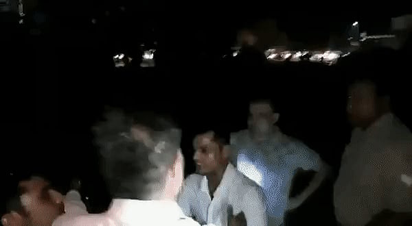 वीडियो: योगी‘राज’ में पत्रकारों के साथ बर्बरता जारी,  ट्रेन हादसे को कवर करने गए पत्रकार की पुलिस ने की जमकर पिटाई