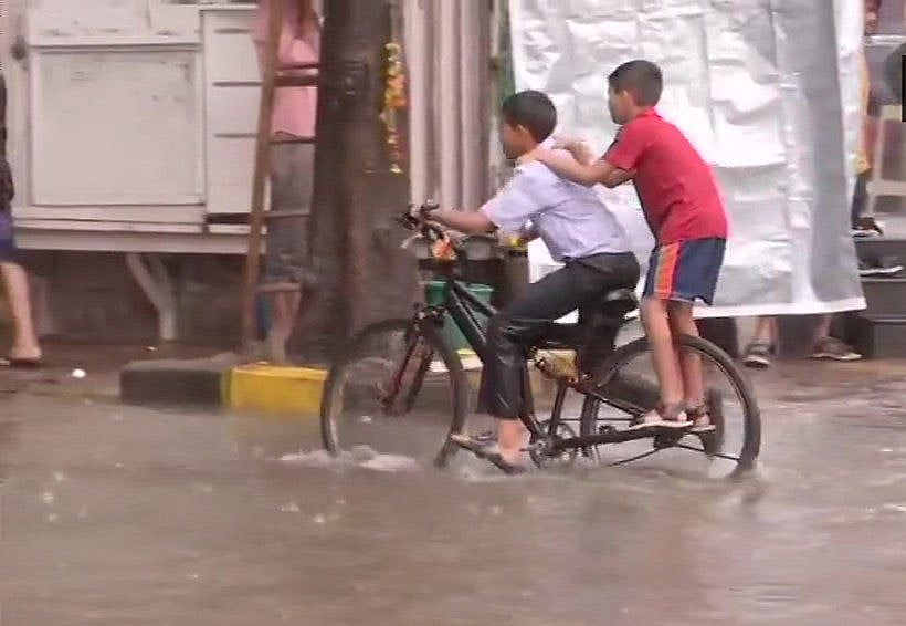 पानी में गोते खा रही है मायानगरी, तस्वीरों में देखें कैसे बारिश ने थामी मुंबई की रफ्तार