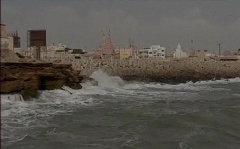 ‘वायु’ तूफान की महाराष्ट्र में दस्तक, गुजरात पहुंचने से पहले मचा हड़कंप, तस्वीरों में देखें तैयारी