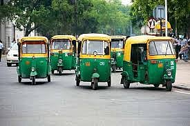 दिल्ली के लोगों पर महंगाई की मार, बढ़ गया ऑटो का किराया, जानिए कितना पड़ा जेब पर बोझ