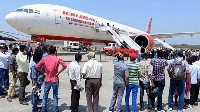 हवाई यात्रा करने वालों पर पड़ेगा भार, सरकार ने सुरक्षा शुल्क बढ़ाया