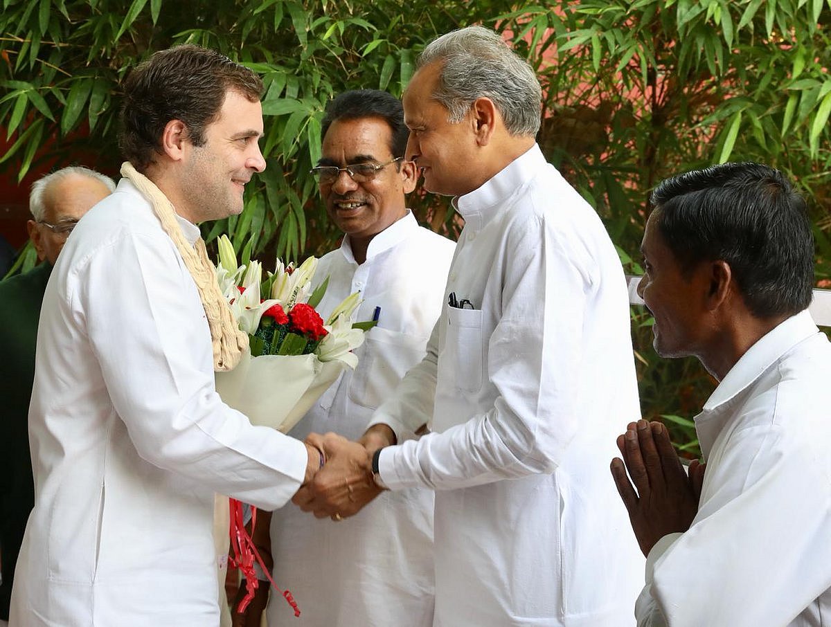 तस्वीरें: राहुल गांधी के जन्मदिन पर बधाइयों का तांता, किसी ने लगाई पेड़ तो किसी ने लंबी उम्र के लिए किया हवन