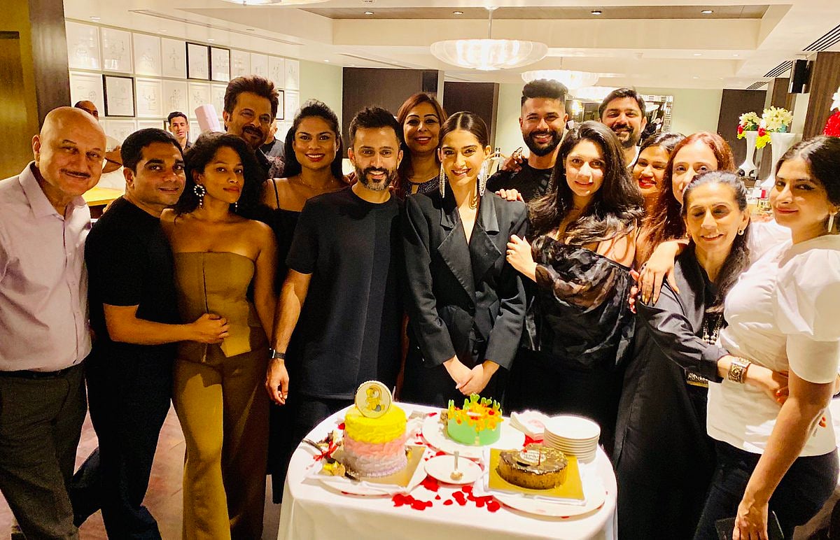 सिनेजीवन: परिवार संग अपना 34वां बर्थडे मना रही हैं सोनम कपूर और जैकी चैन से खास तोहफा पाकर खुश हुईं यामी गौतम 