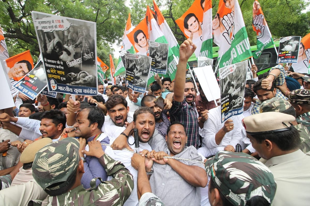 दिल्ली:  स्वास्थ्य मंत्री के घर के बाहर यूथ कांग्रेस का प्रदर्शन, कहा- चमकी बुखार से बच्चों की मौत शर्मनाक