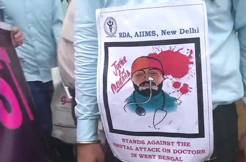 कोलकाता से लेकर दिल्ली तक सड़कों पर डॉक्टर, जमीन पर मरीज, तस्वीरों में देखें हड़ताल
