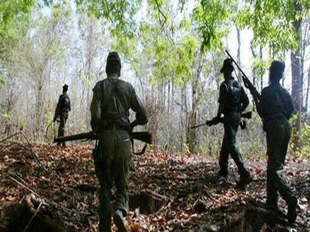 झारखंड में पुलिस की गाड़ी पर नक्सली हमला, 5 जवान शहीद