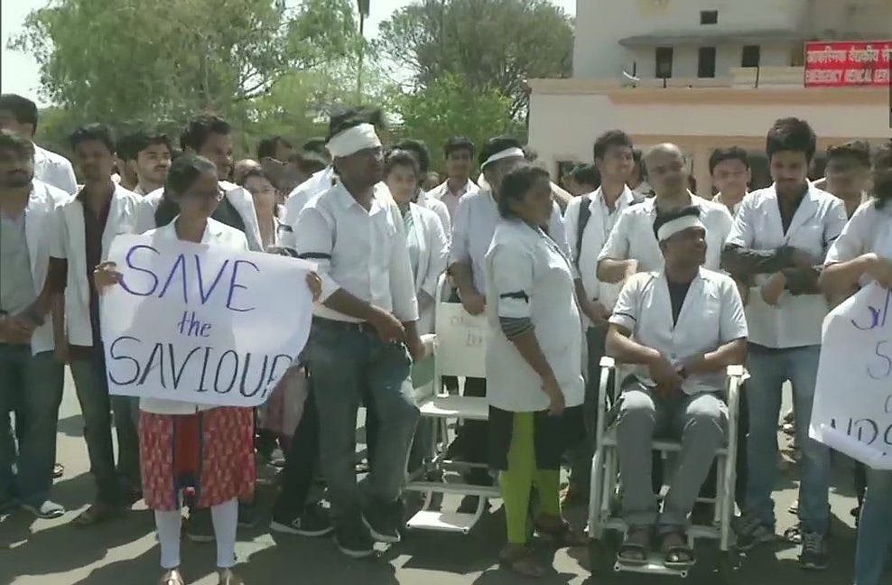  देश भर में डॉक्टरों की हड़ताल से मरीज बेहाल, तस्वीरों में देखें प्रदर्शन